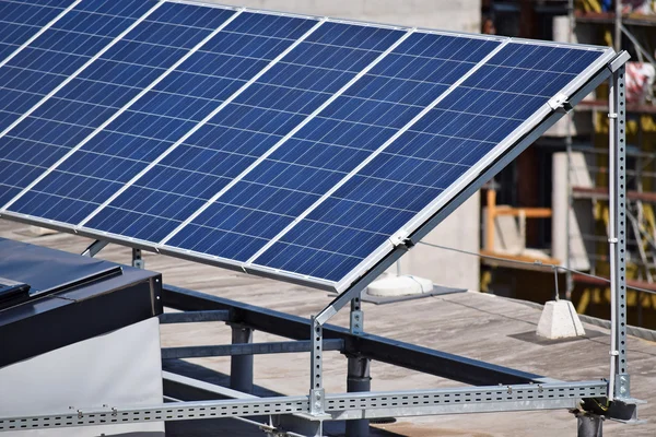 Bir binanın tepesindeki güneş panelleri — Stok fotoğraf