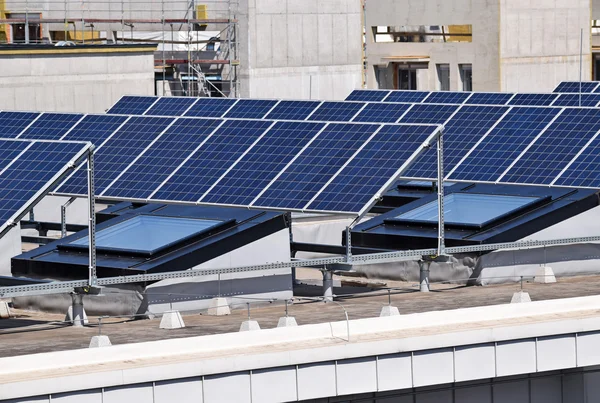 Bir binanın tepesindeki güneş panelleri