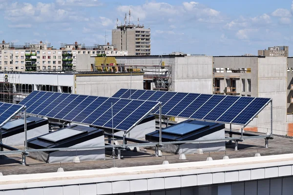 Paneles solares en la parte superior de un edificio — Foto de Stock