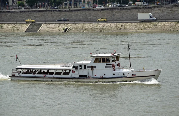 Matkailuvene Tonavan rannalla Budapestin kaupungissa, Unkarissa — kuvapankkivalokuva