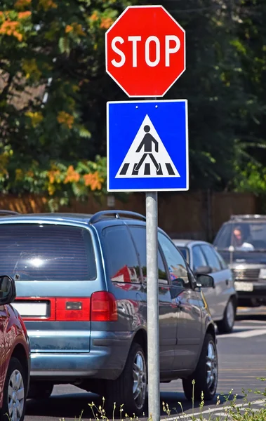 Стоп знак и автомобили на пешеходном переходе — стоковое фото