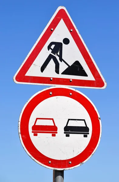 Vägarbeten och ingen omkörning trafikskyltar — Stockfoto