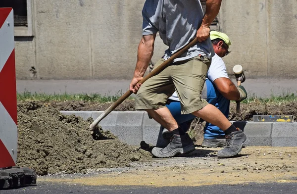 Men are working at the road construction — Stock Photo, Image