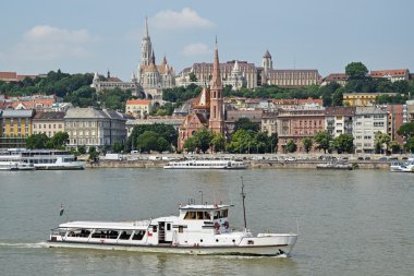 Turist tekne ve kiliseler Budapest City, Macaristan