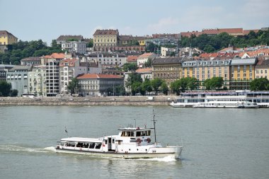 Budapeşte ve Tuna Nehri turistik gemide eski binalar