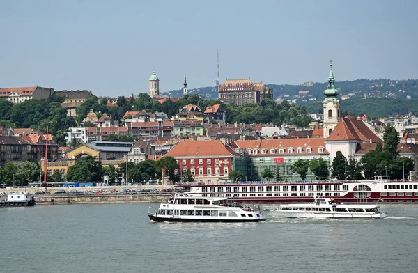 Turisztikai hajók a Duna, Budapest, Magyarország — Stock Fotó