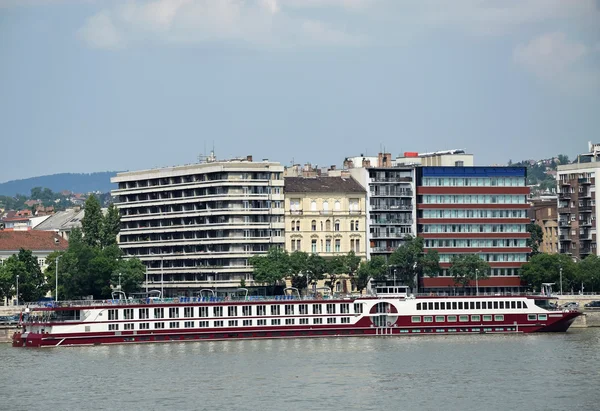 Touris fartyget vid floden Donau, Budapest, Ungern — Stockfoto