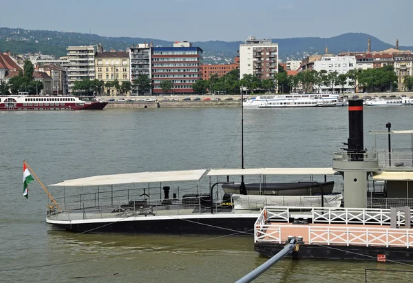 Touristenschiff bei Budapest, Ungarn — Stockfoto