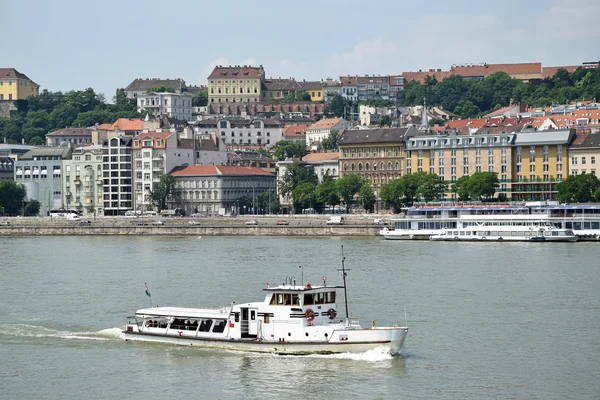 बुडापेस्टच्या जुन्या इमारती आणि डॅन्यूब नदीवरील एक पर्यटन बोट — स्टॉक फोटो, इमेज