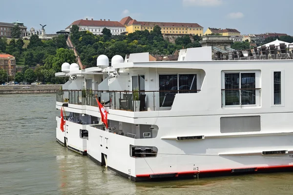 Touristenschiffe auf der Donau bei Budapest City, Ungarn — Stockfoto