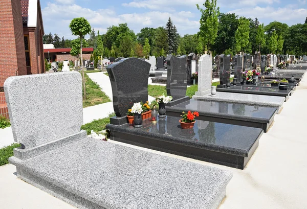 Grabsteine auf dem öffentlichen Friedhof — Stockfoto