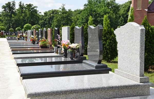 Grabsteine auf dem öffentlichen Friedhof — Stockfoto