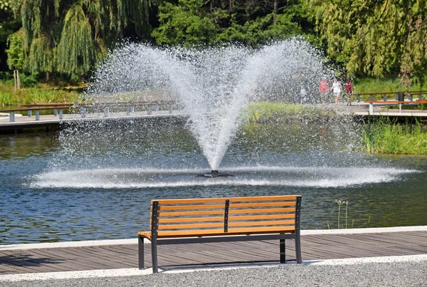 Fountain and park bench — Stock Photo, Image