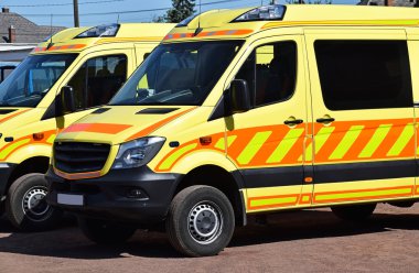 İki ambulans