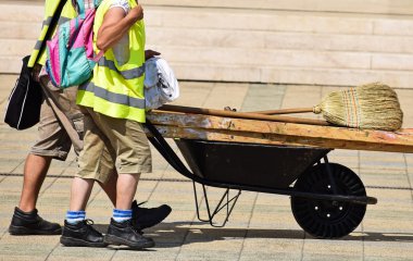 El arabası ve süpürge ile sokak süpürgeleri