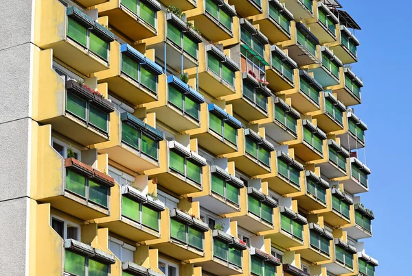 Balconi di un condominio alto — Foto Stock