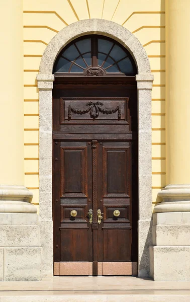 Dörren till Storkyrkan, Debrecen, Ungern — Stockfoto