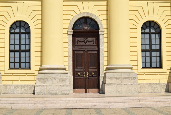 Dörr och fönster i Storkyrkan, Debrecen, Ungern — Stockfoto