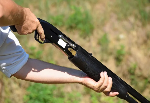 Hålla en pistol — Stockfoto