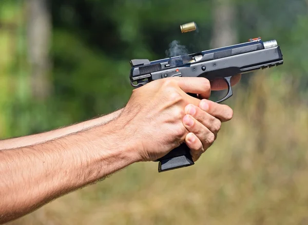 Tiro com uma pistola — Fotografia de Stock