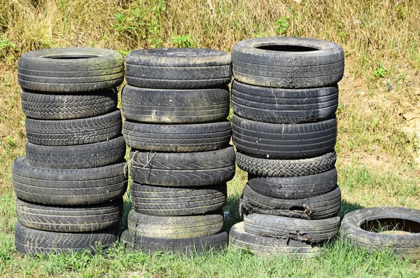 Viejos neumáticos atropellados — Foto de Stock