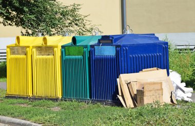 Geri dönüşüm çöp kutularını sokakta