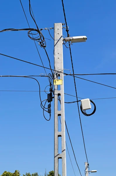 Pylon elektřiny s kabely — Stock fotografie