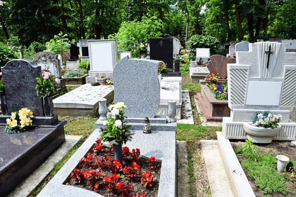 Grabsteine auf dem öffentlichen Friedhof — Stockfoto