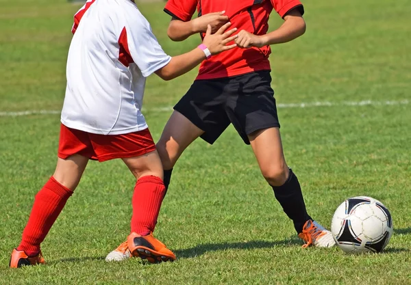 Les enfants jouent au foot. — Photo