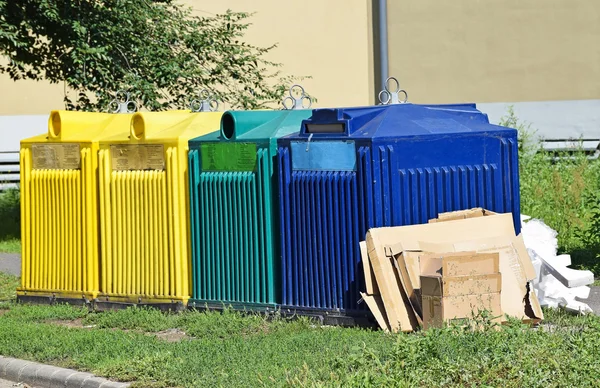 Recykling puszek śmieci na ulicy — Zdjęcie stockowe