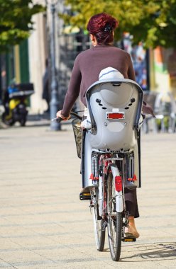 Şehirde bisikletli bir kadın