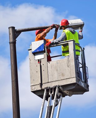 Elektrikçiler sokak ışık sabitleme