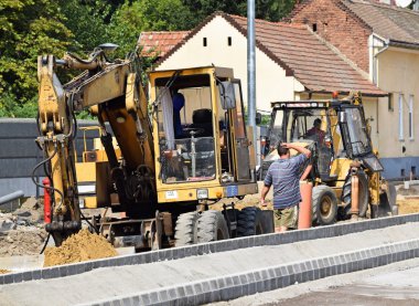 Ekskavatör yol yapımı