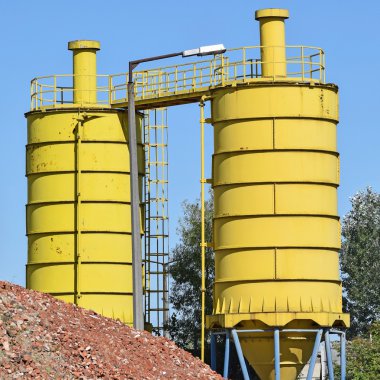 İki büyük silo kabı