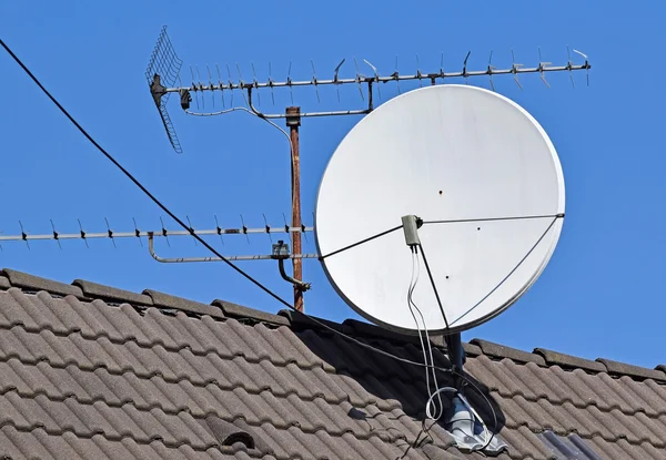 Uydu anteni ve çatıya anten — Stok fotoğraf