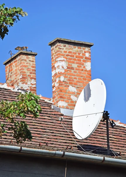 Pilhas de fumaça e antena no telhado — Fotografia de Stock