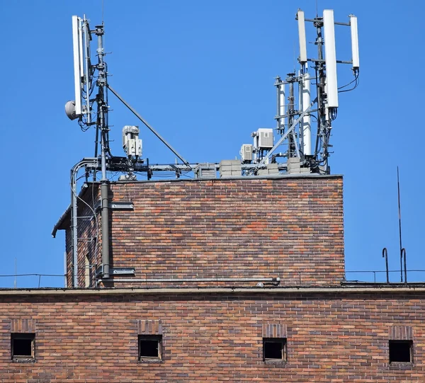 Antenas en la parte superior de un antiguo edificio de almacén — Foto de Stock