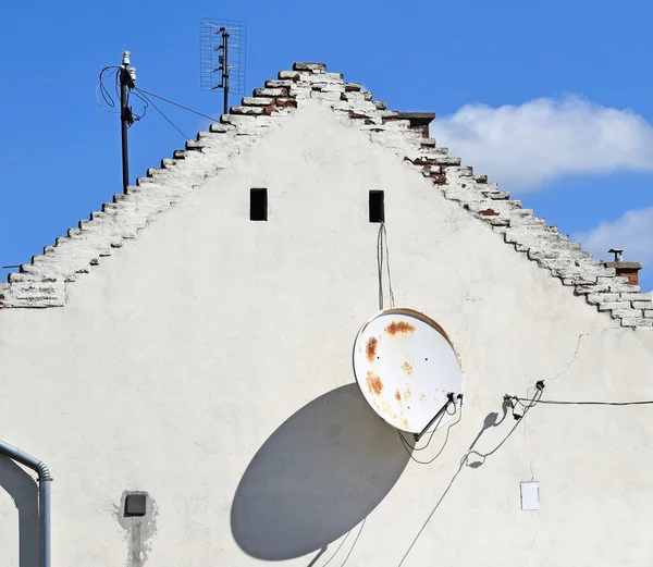 Hauswand mit Antennen — Stockfoto