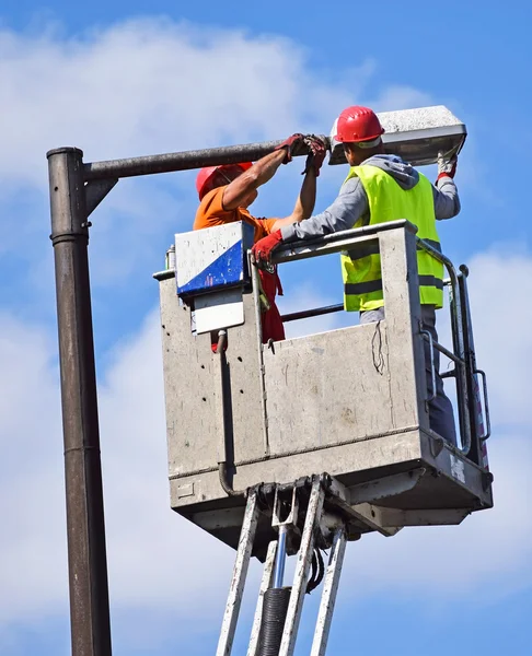 Des électriciens réparent un lampadaire — Photo