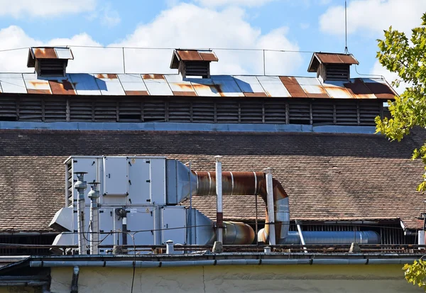 Klimalar üzerine eski fabrika binası — Stok fotoğraf