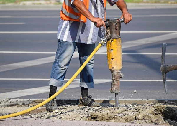 Man works with an air hammer — Stock Photo, Image