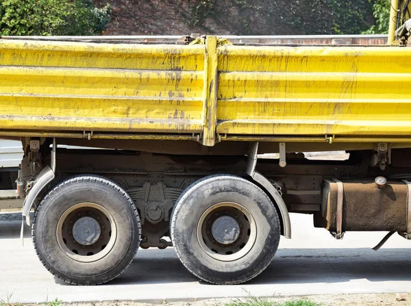 Deel van een vrachtwagen bij de aanleg van wegen — Stockfoto