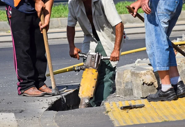 Εργάτες οικοδομών με το σφυρί του αέρα — Φωτογραφία Αρχείου