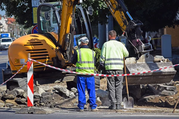 Екскаватор на дорожньому будівництві — стокове фото