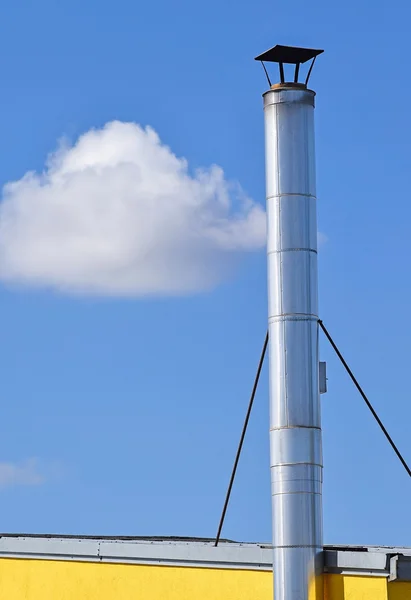 Smoke stack en fabrik — Stockfoto