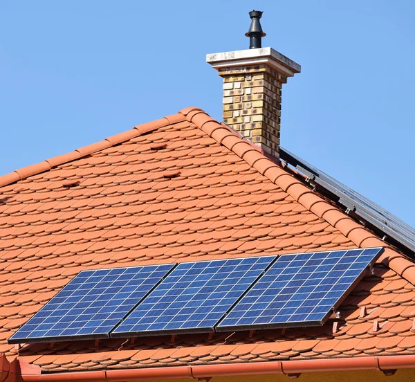 Paneles solares en el techo de una casa — Foto de Stock