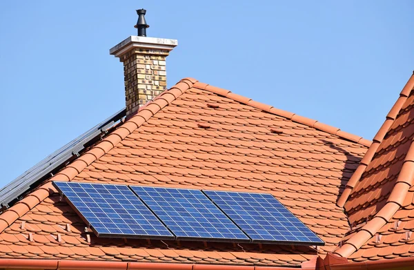 Paneles solares en el techo de una casa — Foto de Stock