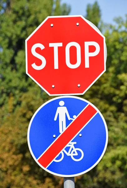 Stoppa skylt vid vägen passage — Stockfoto