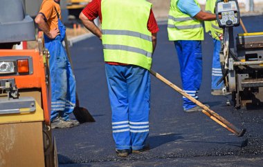 İnşaat İşçileri yol yapımı