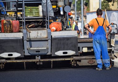 Yol yapımı asfalt araç kaplama ile
